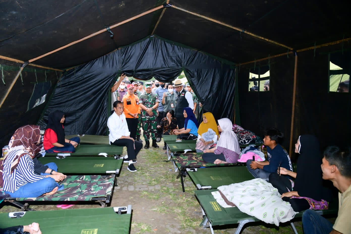 Presiden Jokowi Kunjungi Tenda Pengungsi Korban Gempa di Cianjur