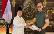 Deddy Corbuzier Dapat Pangkat Letkol Tituler TNI AD dari Menhan Prabowo Subianto