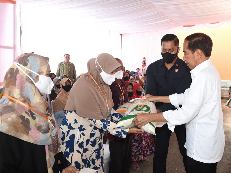 Presiden Jokowi Luncurkan Penyaluran Cadangan Beras Pemerintah untuk Bantuan Pangan 2023
