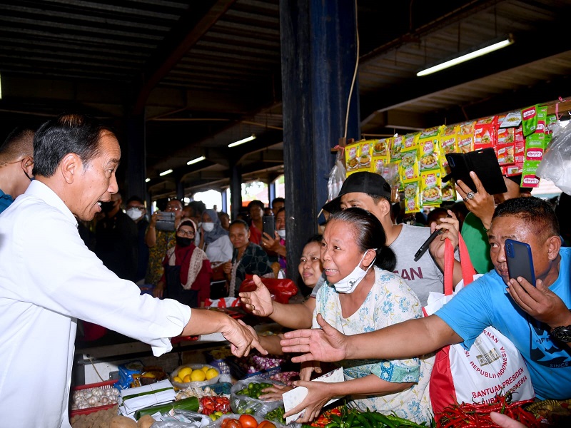 Presiden Jokowi Cek Harga dan Stok Bahan Pangan di Pasar Minggu