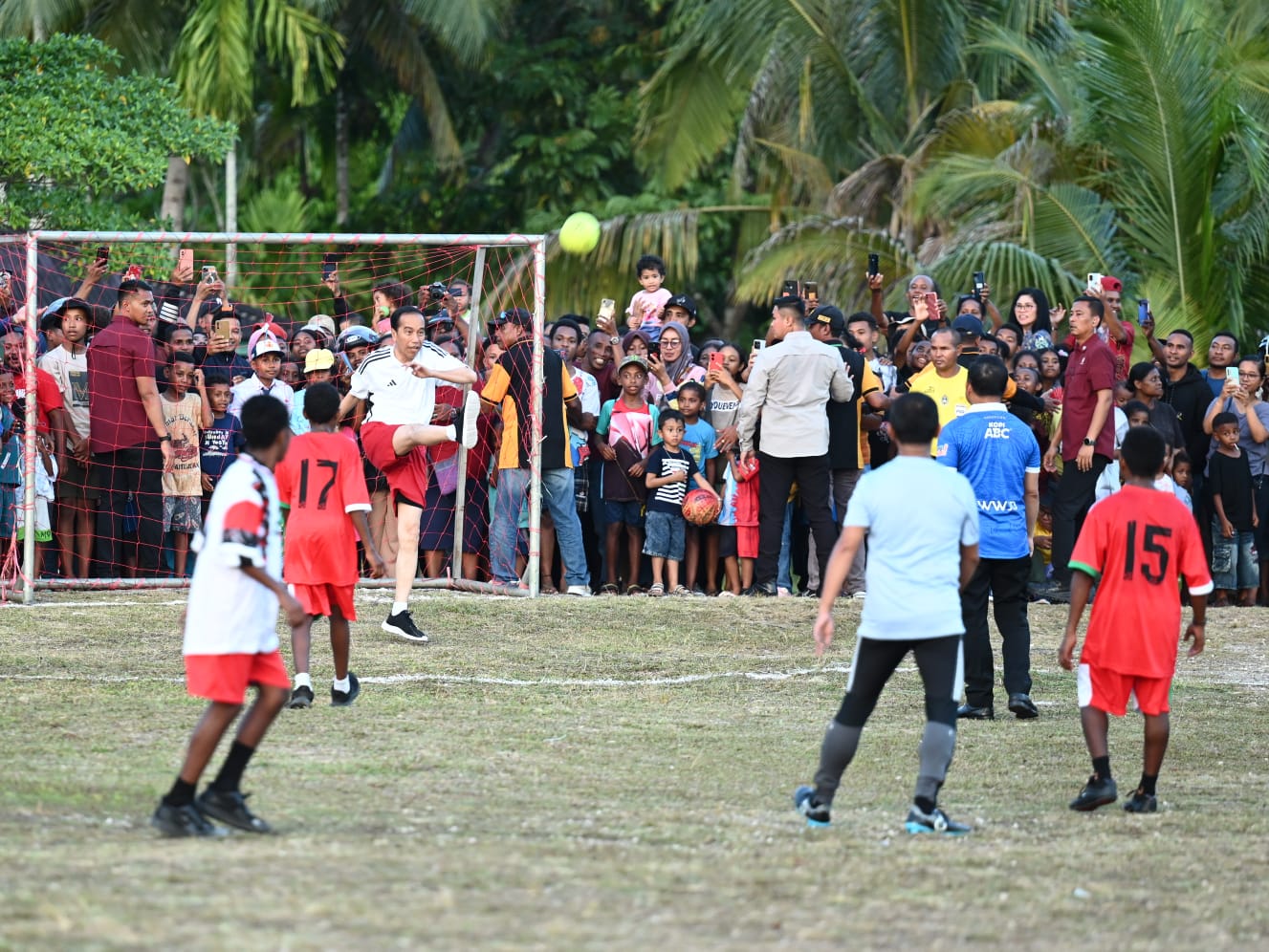 Presiden Jokowi Main Bola bersama Pelajar di Biak Numfor Papua, Cetak Gol Beri Motivasi